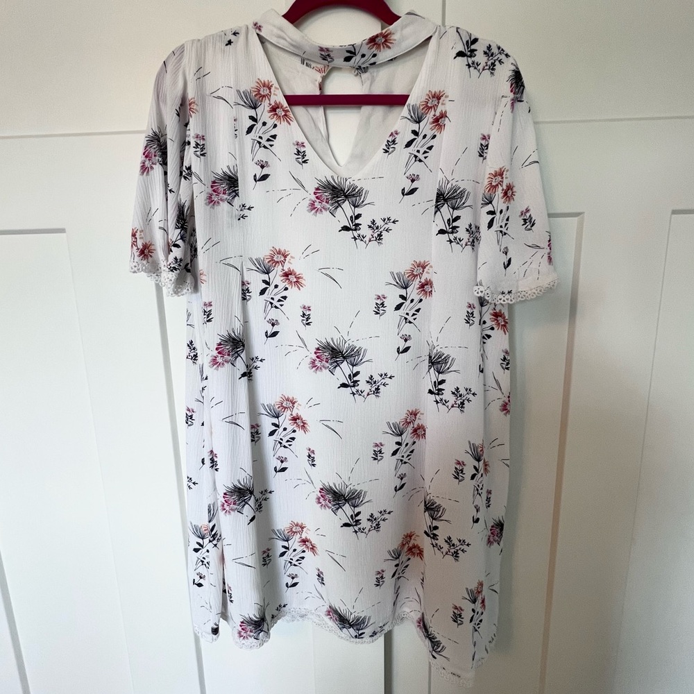 Pretty White Neck Cut-Out Butterfly Sleeve Dress